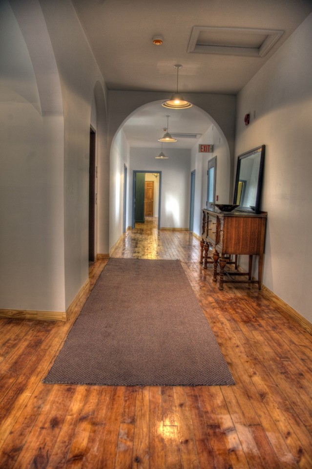 hall-way-in-commercial-hotel-639x960.jpg