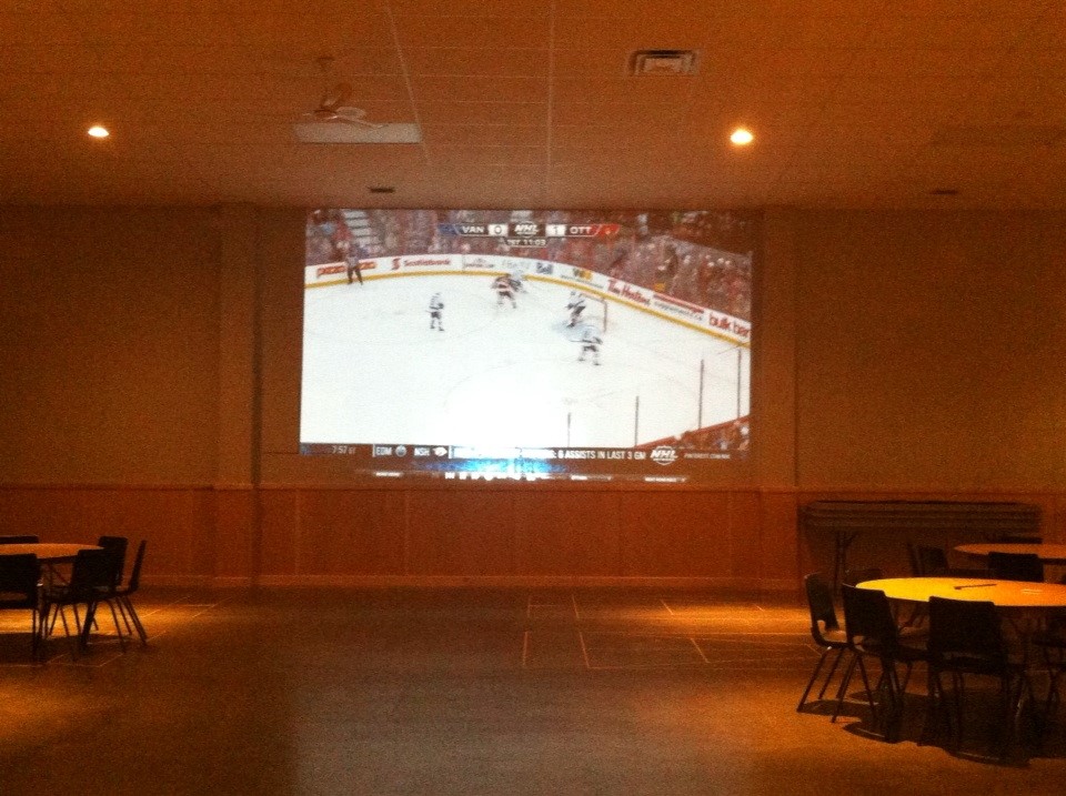 hockey-projection-on-arena-wall1.jpg
